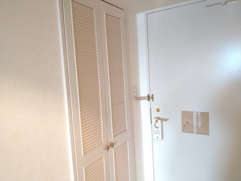 クローゼット外観(閉じた状態)