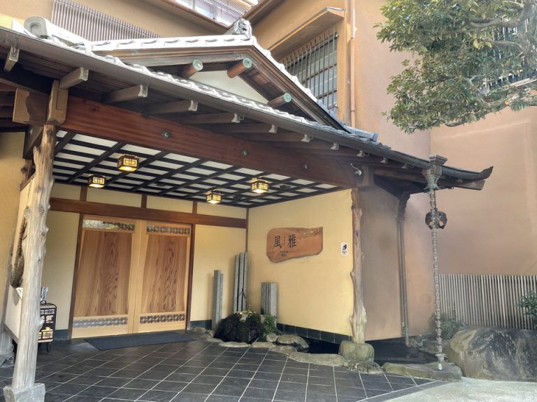 エントランス外観(引き)