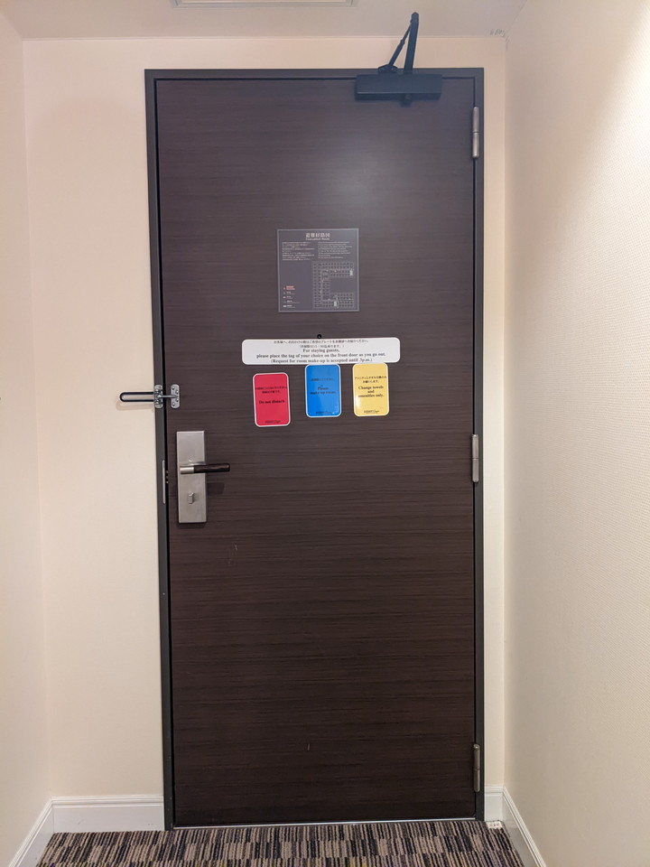 客室ドア内観