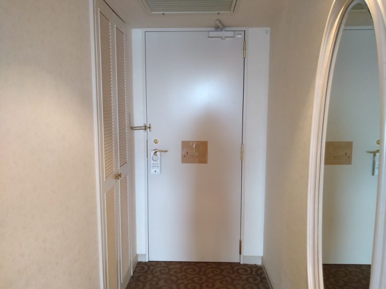 客室入口内観ドア