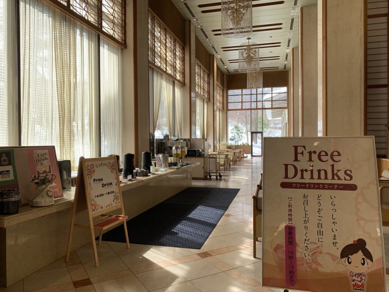 フリードリンクコーナー コーヒーから紅茶、ジュース、特に甘酒が暖かくて飲みやすく美味しい