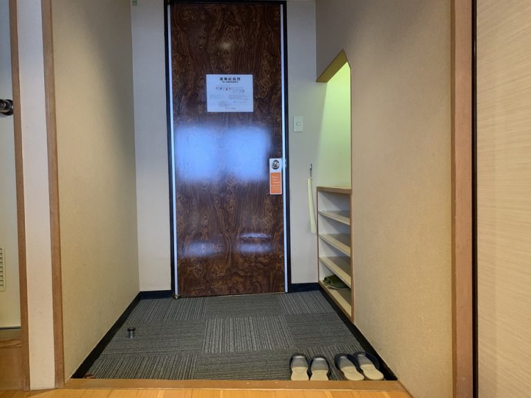 客室玄関入り口