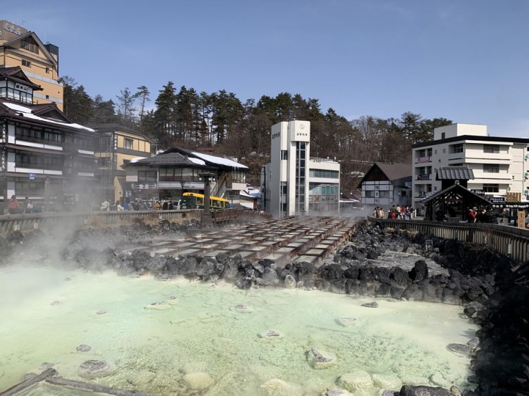 湯畑 入り口周辺から硫黄の匂いが立ち込めていた