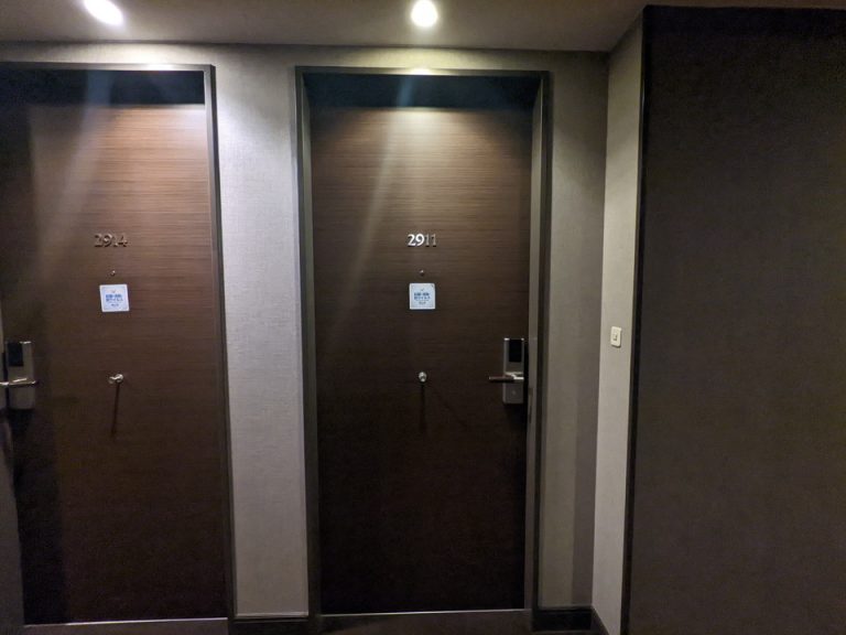 客室階ドア外観