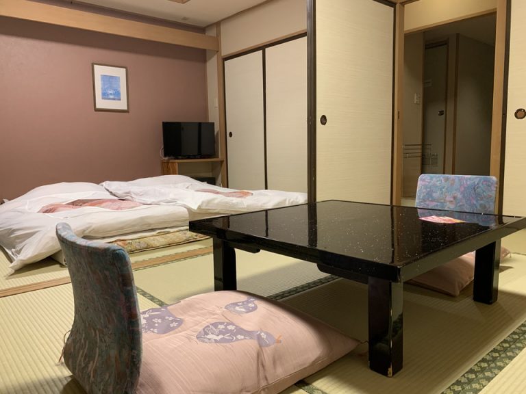 窓側から見た客室