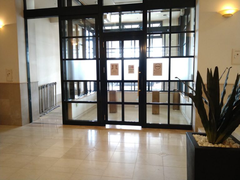 エントランス横に喫煙ルーム