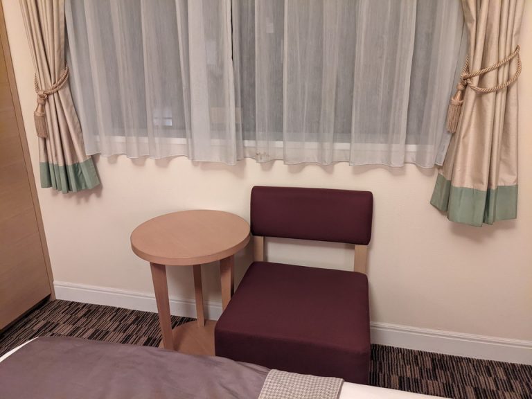 チェアとカフェテーブル