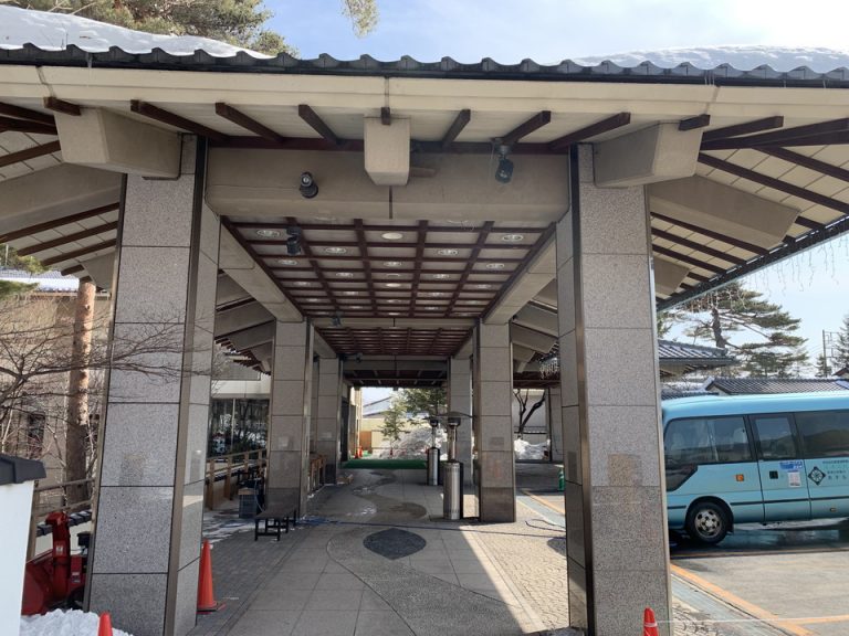 駐車場から建物への通路