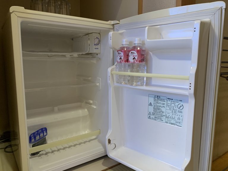 冷蔵庫中 ホテル櫻井オリジナル水が完備されている
