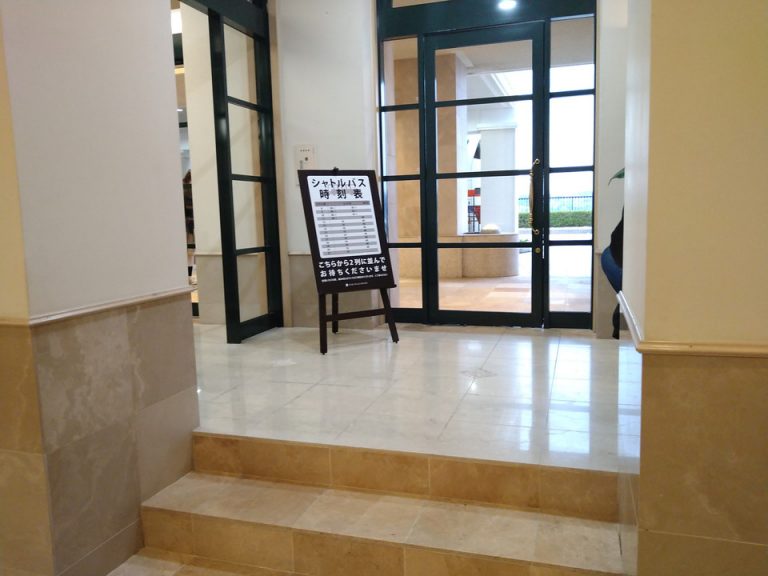 エントランス横にシャトルバス待合