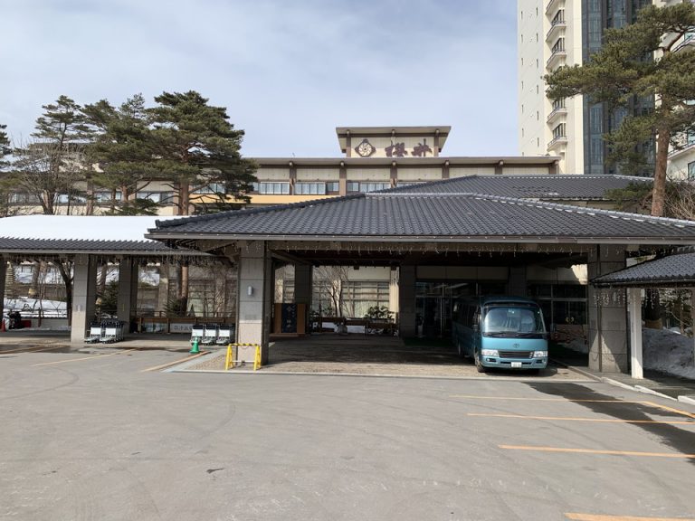 旅館から草津温泉街へバスが出ています。エントランス外観付近に待機。