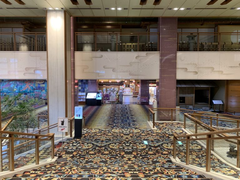フロントロビー正面から見た景色 前に見えるのは浴衣アレンジを取り扱うお店