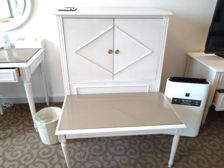 手前はテーブル、後ろの棚を開けると冷蔵庫