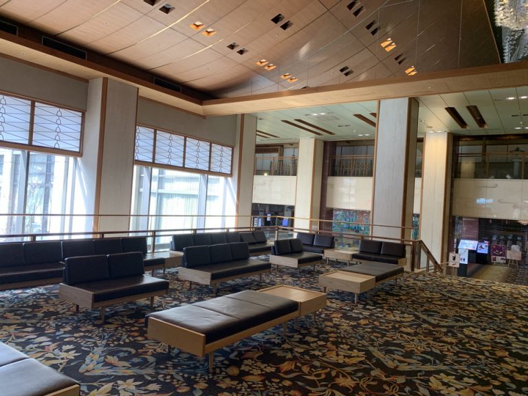 ロビー正面の待合スペース