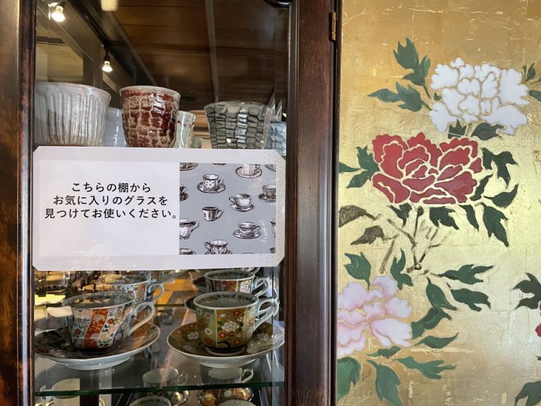 牡丹 フリードリンクのグラス棚