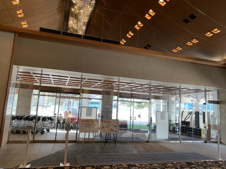 フロントから見た玄関