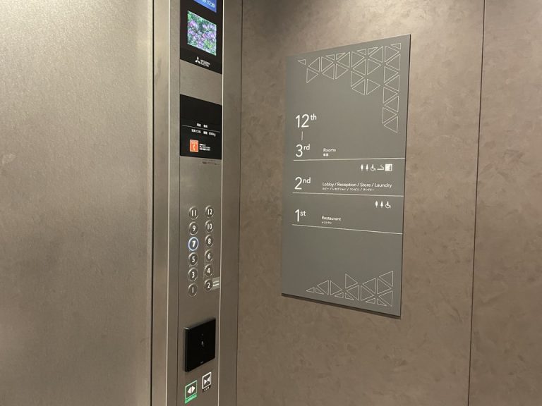 エレベーター内観1