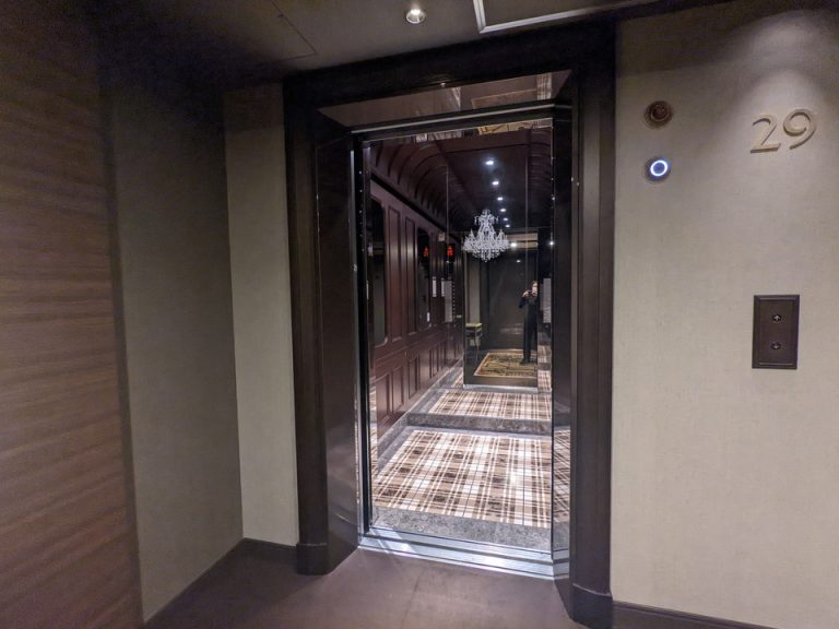 エレベーター内観