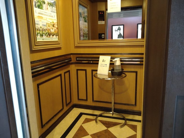 エレベーター内観