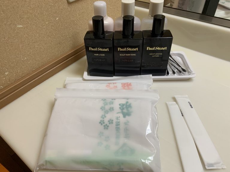 アメニティーと備え付けのシャンプーセット