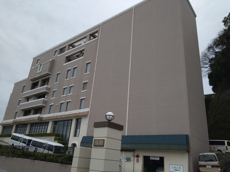 建物の右は立体駐車場にもなっています