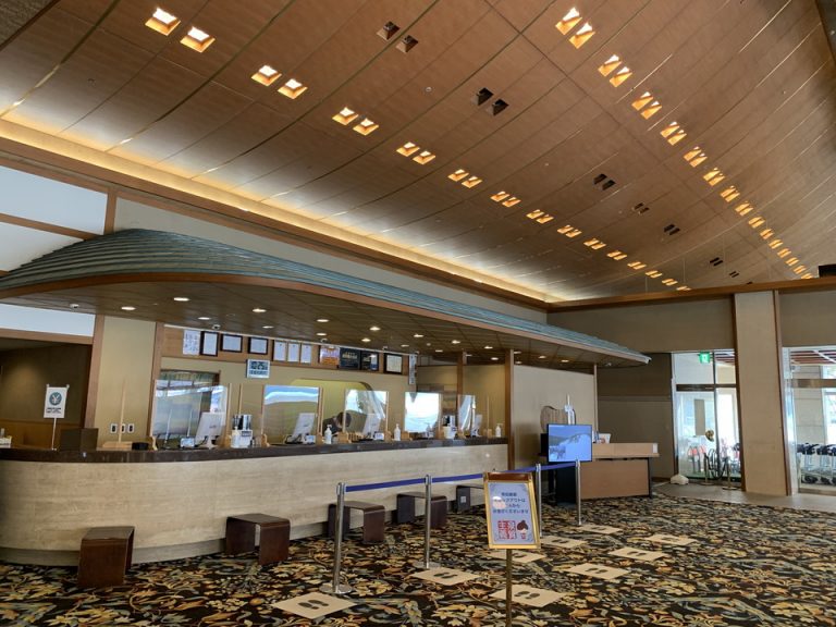 ロビーから見たフロント