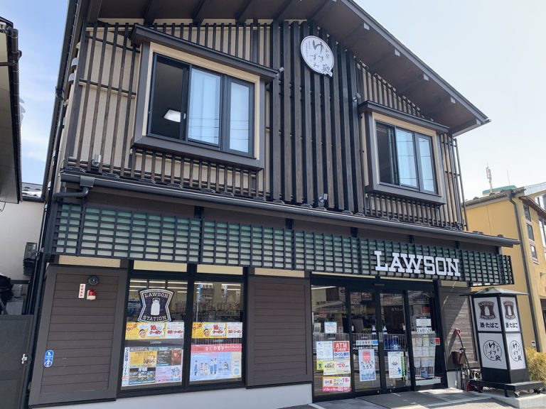 草津周辺のローソン 景観を損なわないようにデザインが和になっている