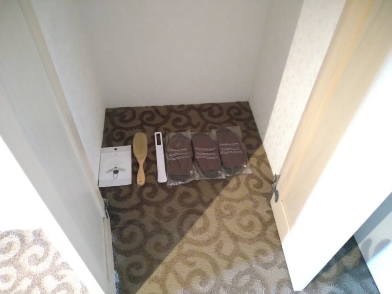 クローゼット外観(開けた状態)(1)