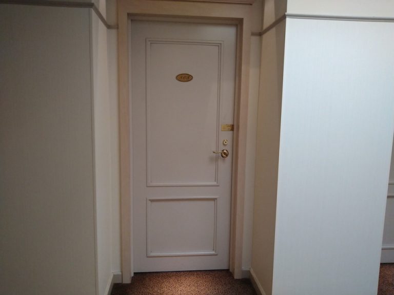 客室入口外観ドア