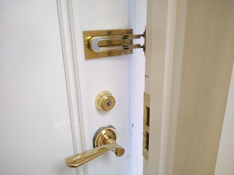 ドアガードの当たる部分にも金の保護つき