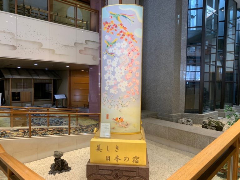 フロントロビー正面の階段から少し下りると見える 存在感がある