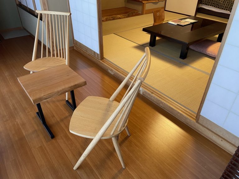 椅子とテーブル