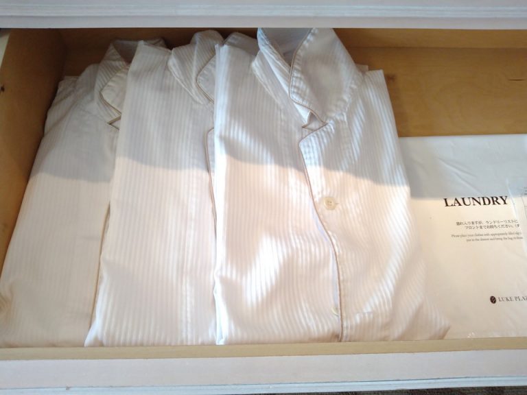 ロングシャツ型のナイトウェア