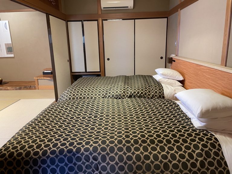 廊下側(入り口)からベッド