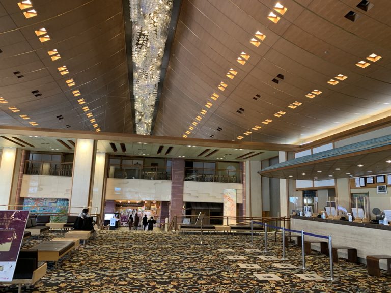 玄関入り口から見た全体