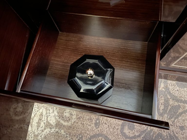 食器類引き出し最下部・氷入れ