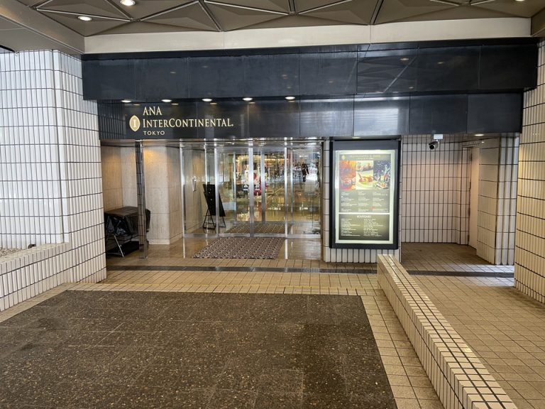 2階アークヒルズ側玄関