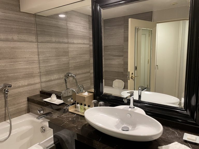 バスルーム内の洗面台