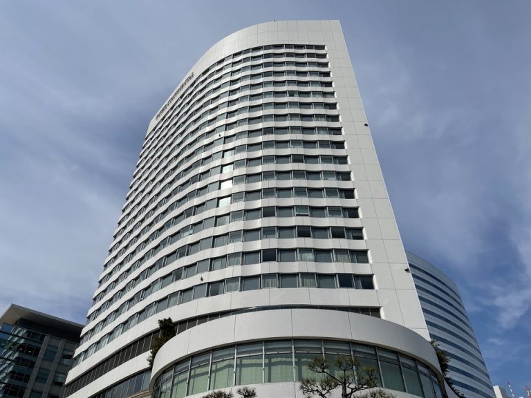 南東側から見た建物全景