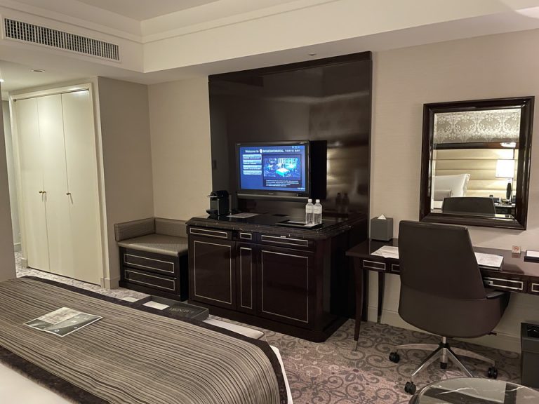 窓側から見たテレビ棚と庶務机