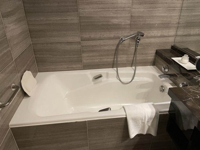 バスルーム内の浴槽