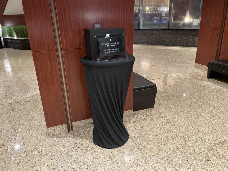 フロント手前にあるエキスプレスチェックアウト用カードキー返却箱