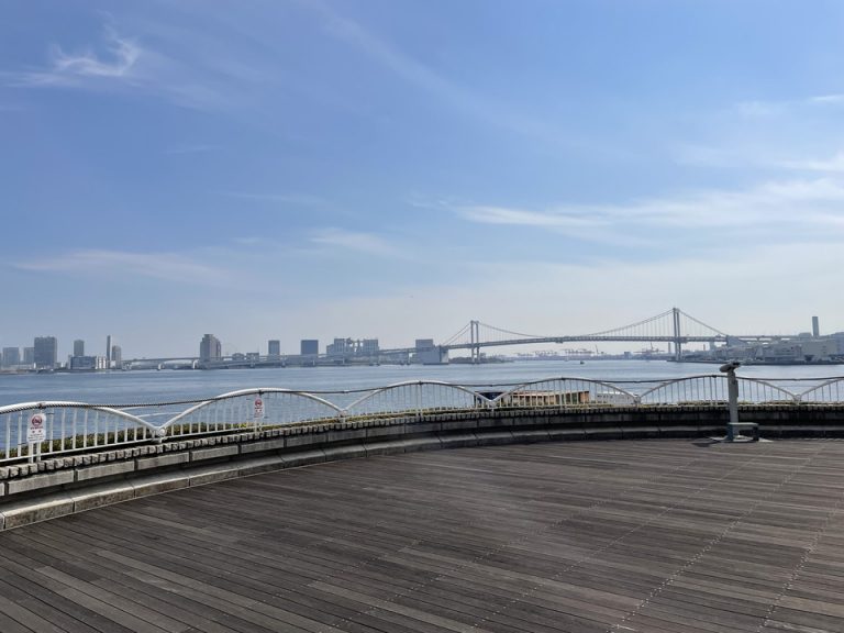 ホテル横遊歩道の先端から見たレインボーブリッジ・お台場