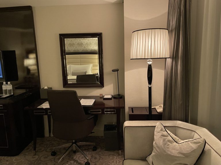 机と鏡・フロアランプ