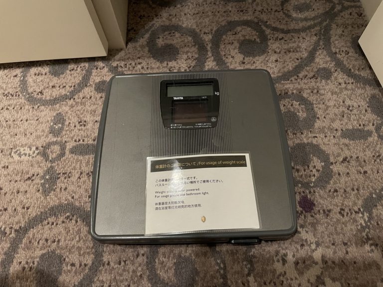 クローゼット内にある体重計
