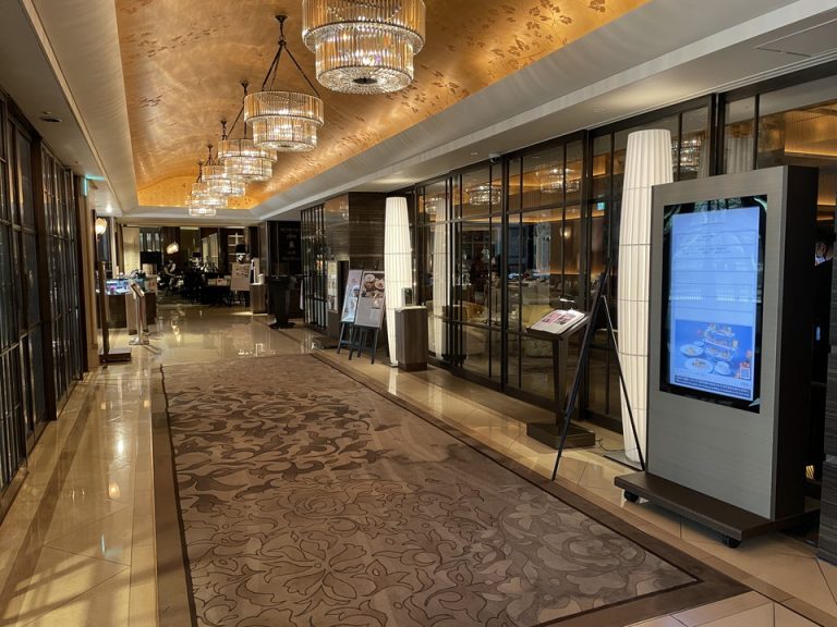 1階通路側から見たレストラン