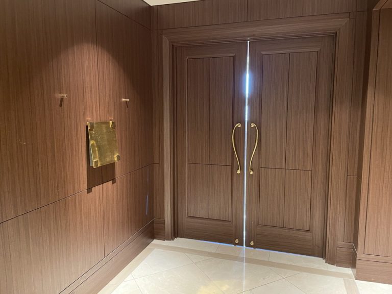 6階チャペル入口ドア