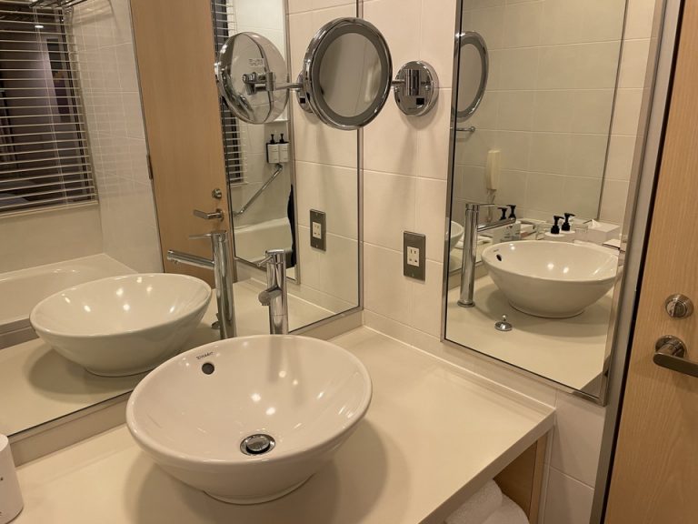 バスルーム内洗面台と横にある鏡