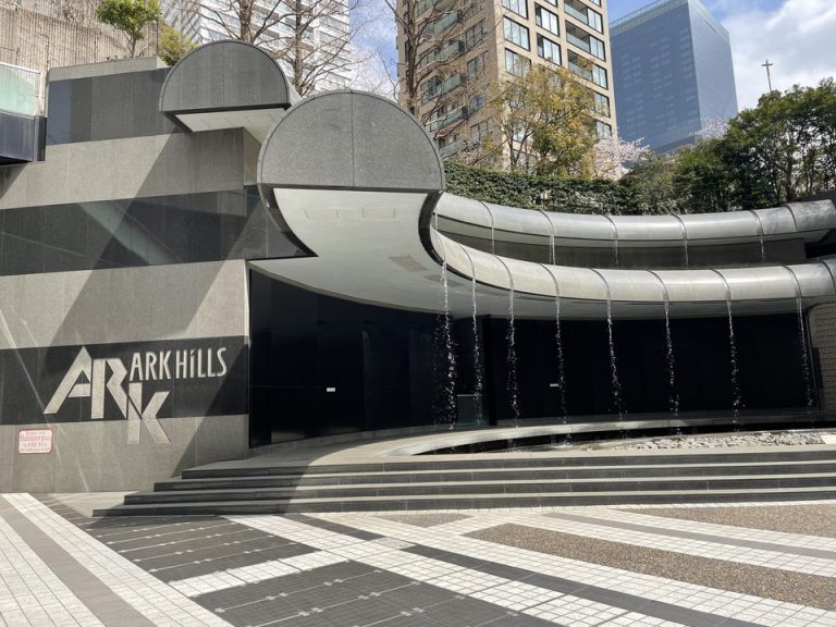 ホテルに隣接したアークヒルズの広場