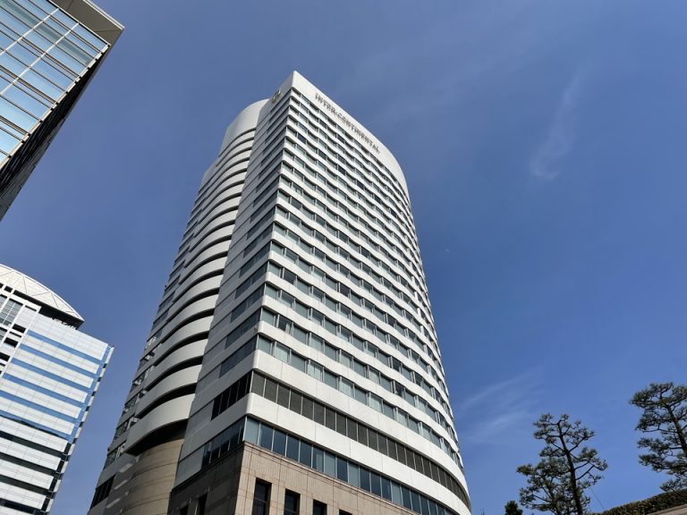 南西側から見た建物全景